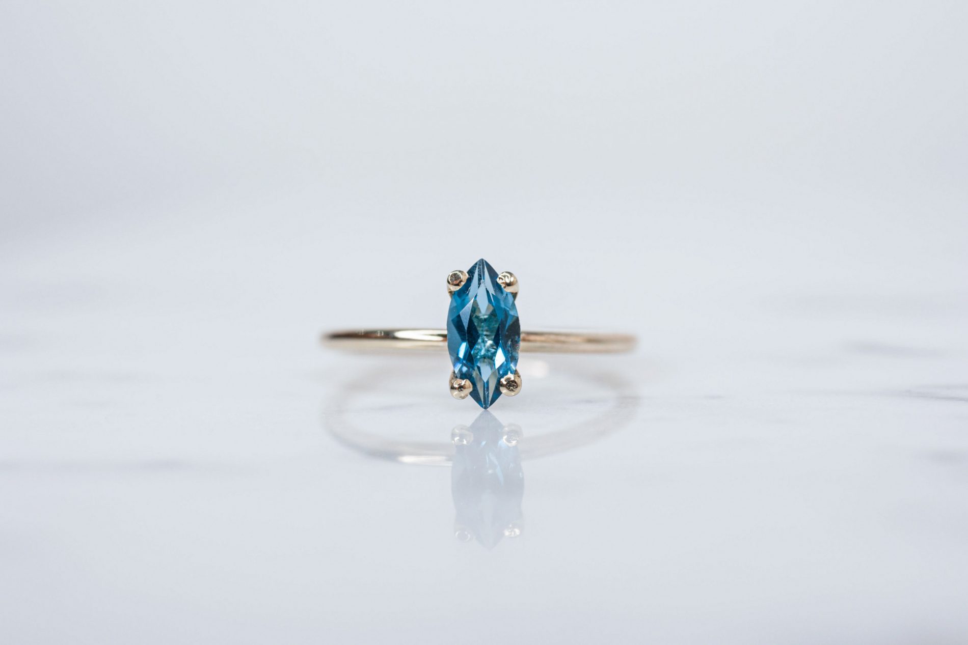 Anillo Resplandor Delicado Topacio Azul London