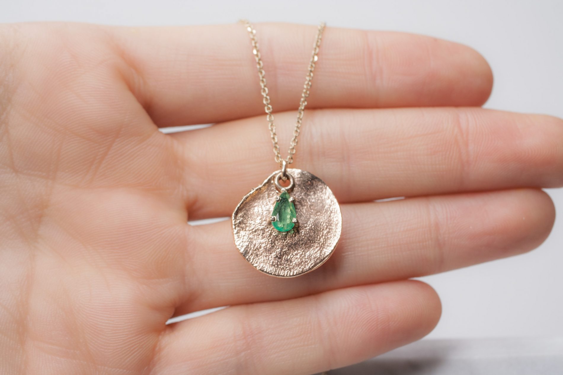 Collar Moneda Esmeralda - Image 2