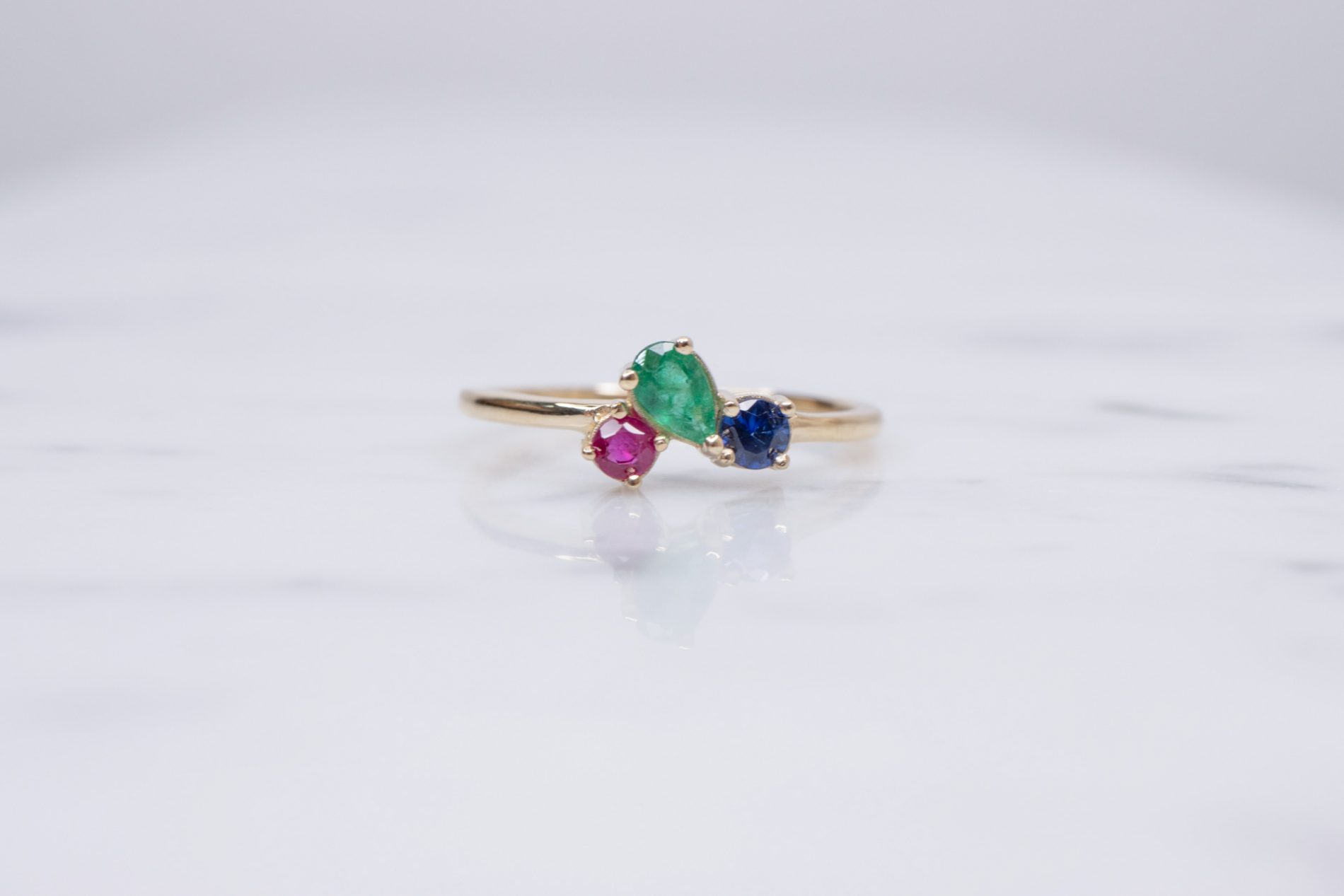 Anillo Trío Floral Zafiro-Esmeralda-Rubí