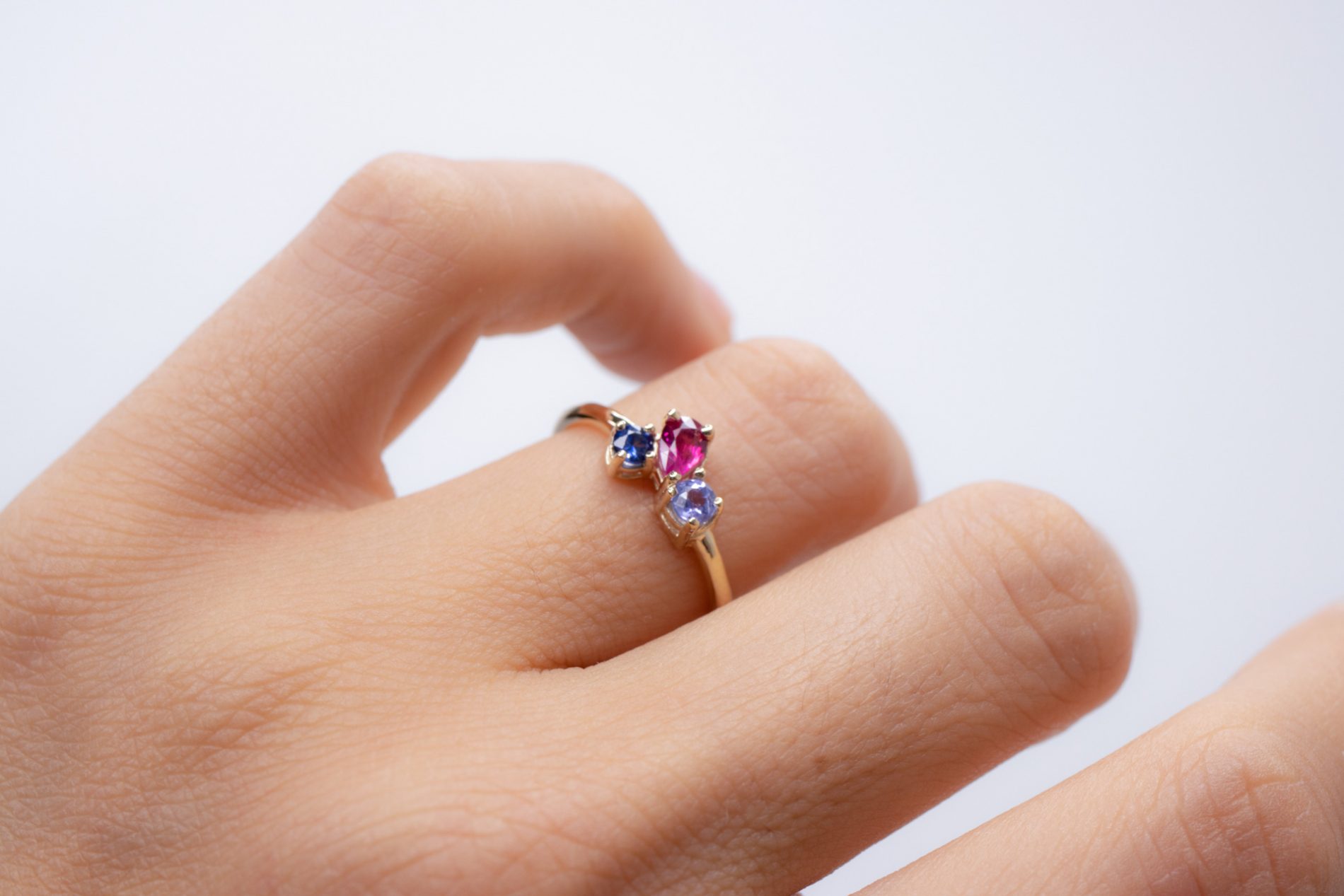 Anillo Trío Floral Zafiro-Tanzanita-Rubí - Image 2