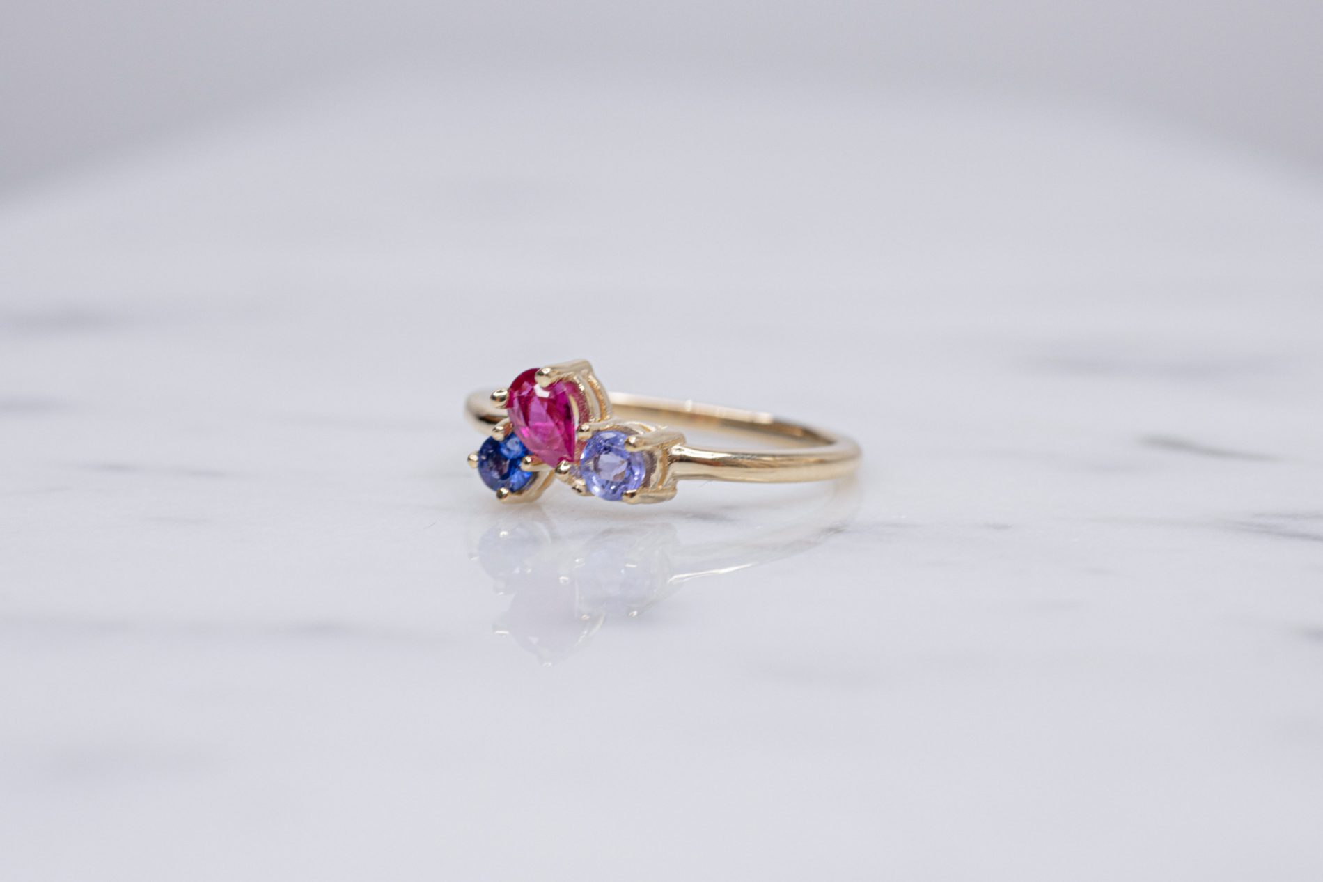 Anillo Trío Floral Zafiro-Tanzanita-Rubí - Image 4