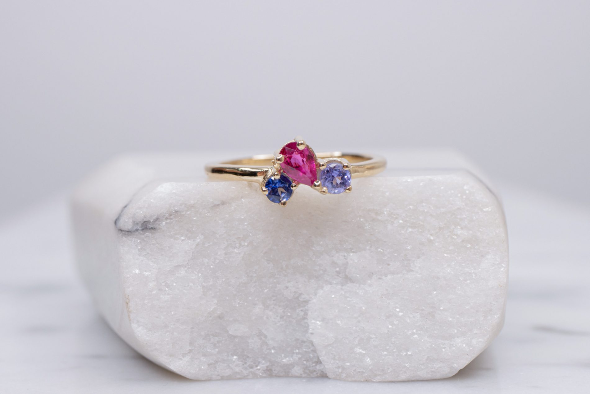 Anillo Trío Floral Zafiro-Tanzanita-Rubí - Image 5