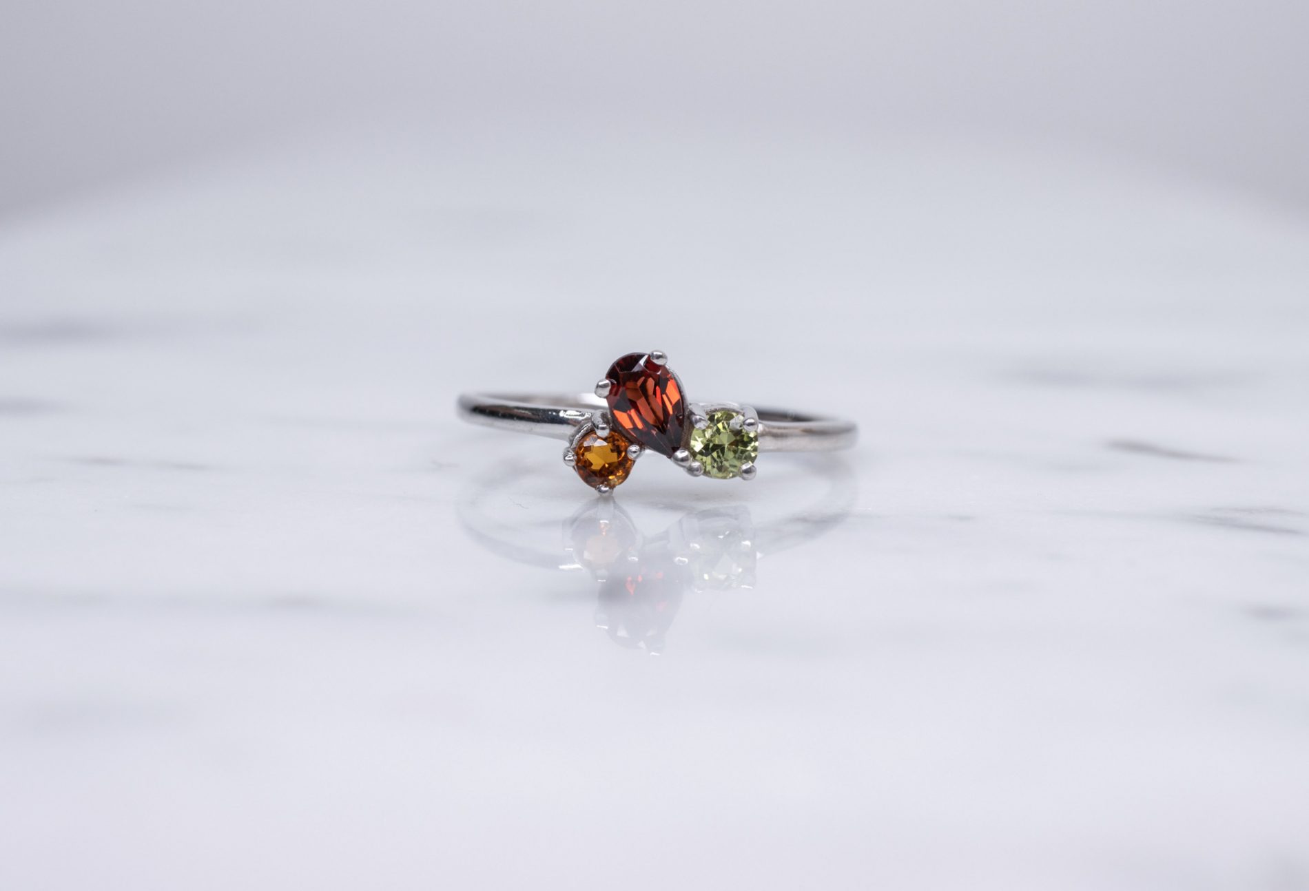 Anillo Trío Floral Granate-Peridot-Citrino